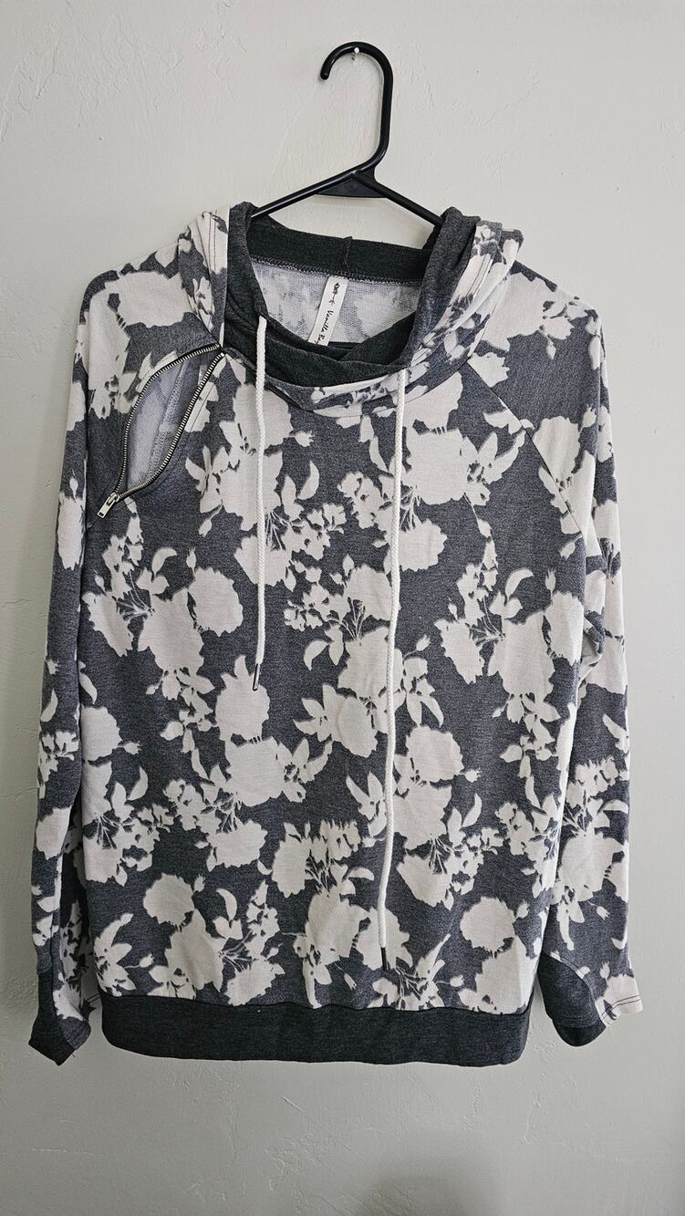 Vanilla Bay Floral Pullover | Gray & Cream Sweater | Size M